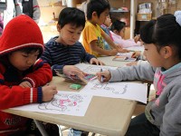 サンタクロースの塗り絵に取り組む児童