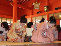 浅間大社本殿で正式参拝に臨む
